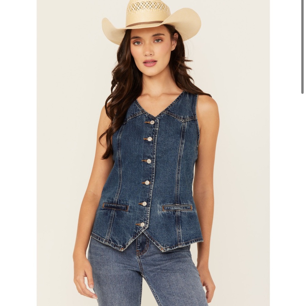 Levi’s Longline Denim Vest in Enchantment - Picture 2 of 8